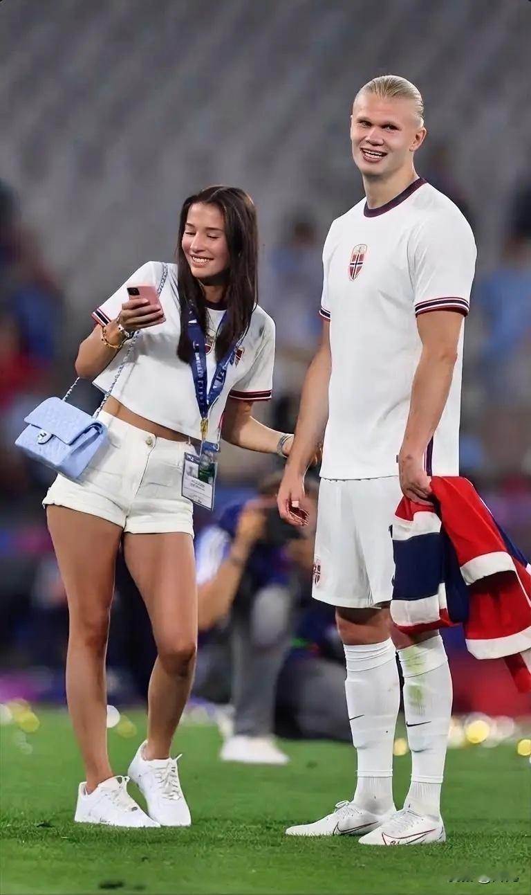 最新消息！哈兰德相恋七年女友专门感谢中国！在世界杯淘汰赛1/16决赛挪威2:1淘