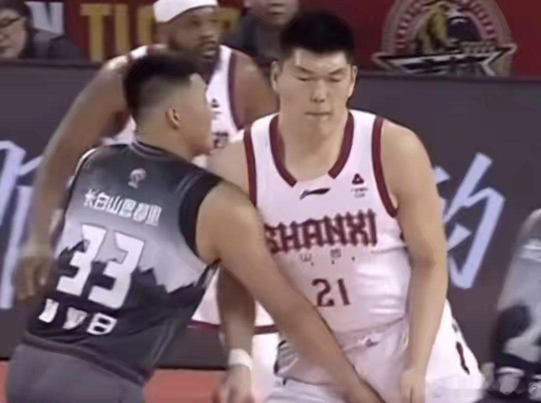 原来阿旺和杜润旺掏对方下体，都是跟阿峰学的，好在大韩队长放在阿峰了。cba广东男