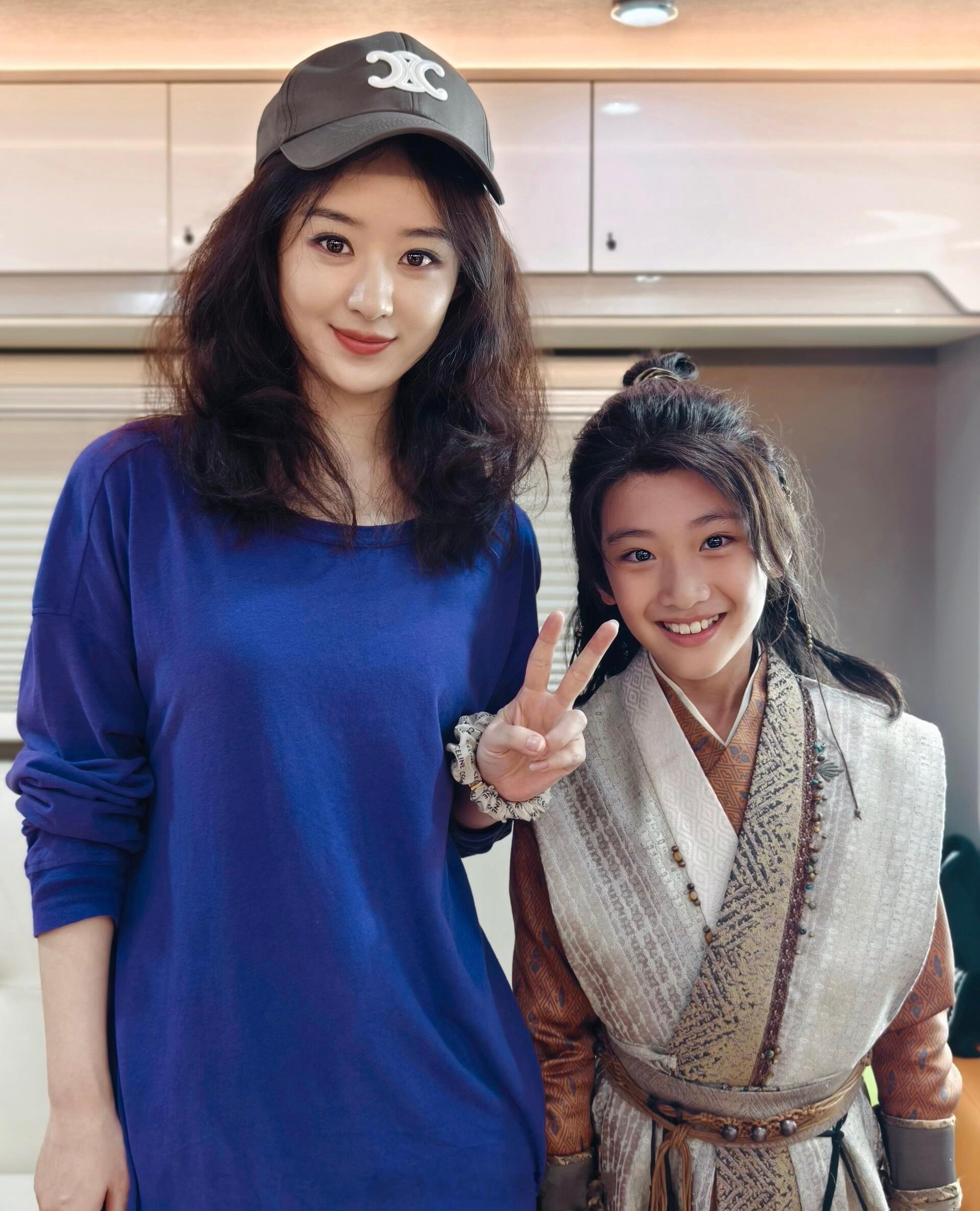 是小孩值得炫耀的一张合照了小演员晒与赵丽颖合影小演员晒与赵丽颖逍遥剧组合影