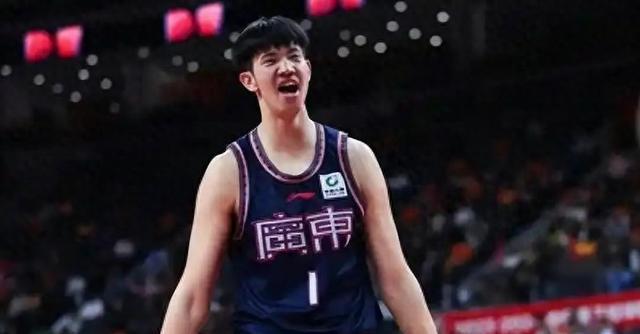 广东宏远队坐拥三名现役国家队队员，胡明轩，崔永熙，焦泊乔！再加上地表最强178徐