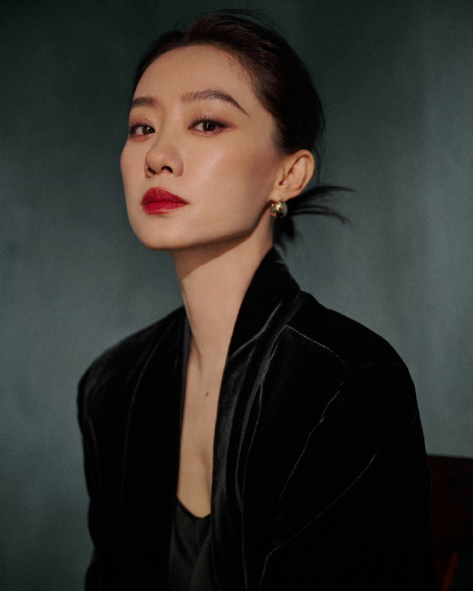 张小斐 影后松弛感 她在红毯上的每一次亮相都是那么自然流畅，仿佛整个世界都在她的