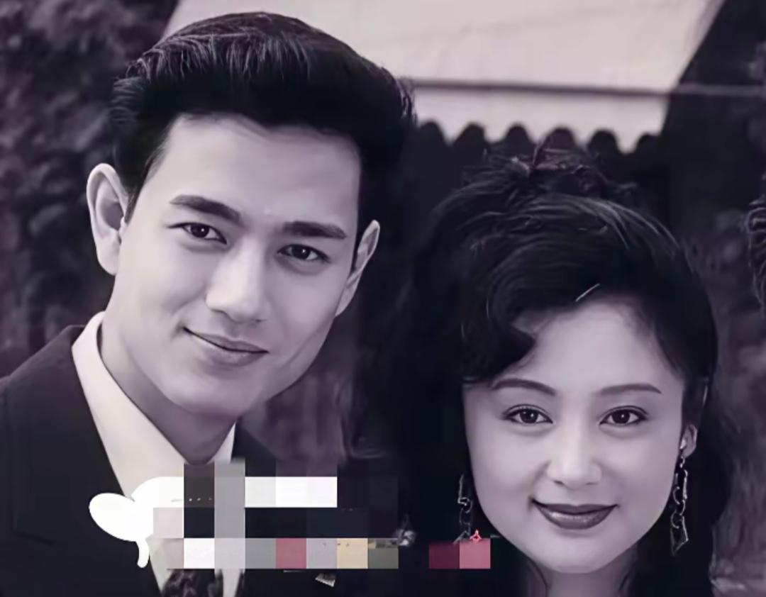 花前月下，情意绵绵。很有年代的一张照片，俊男美女很标致。这是两位演员吗？有认识的