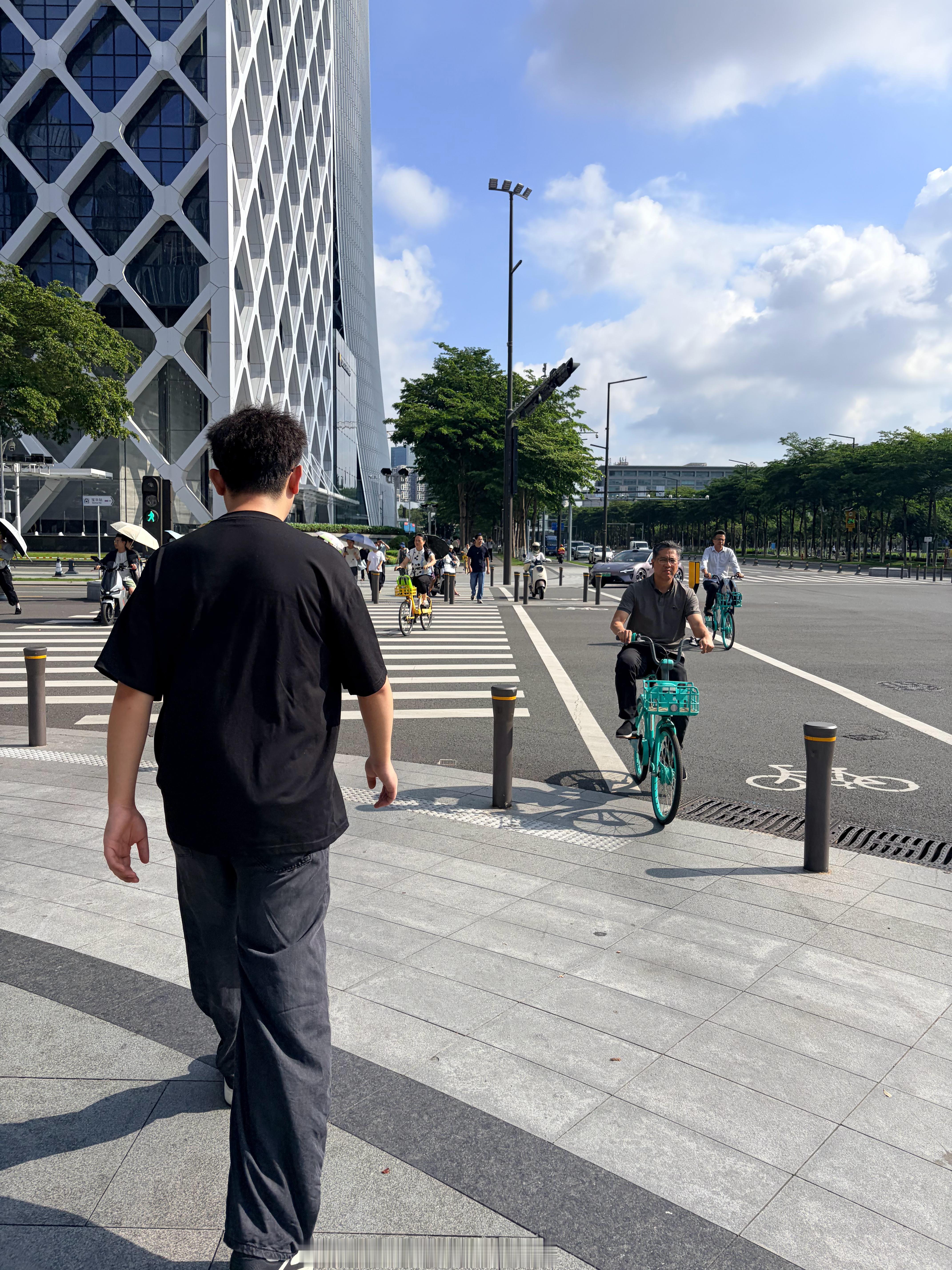 深圳是怎么同时做到机动车道汽车井然有序，人行道电驴横冲直撞的。就刚刚差点被一个电