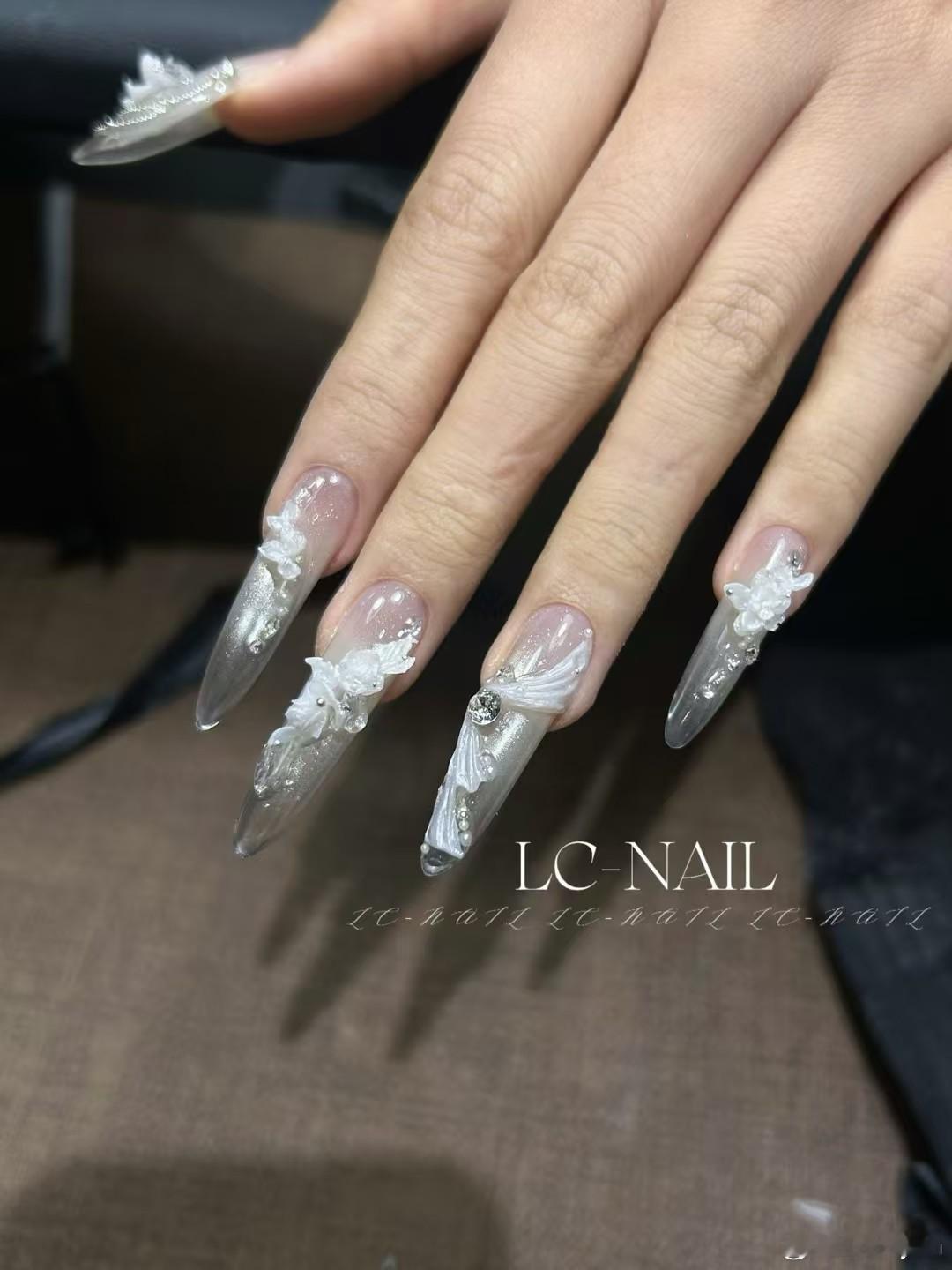 人生第一次耗时毫无耐心的本人五小时做的一款美甲💅🏻 