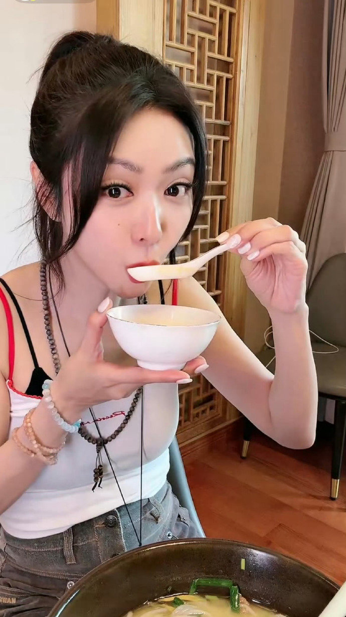 薛凯琪地狱厨神薛凯琪下厨永远能带来意想不到的快乐，一碗普通米线，被她做得充满紧张