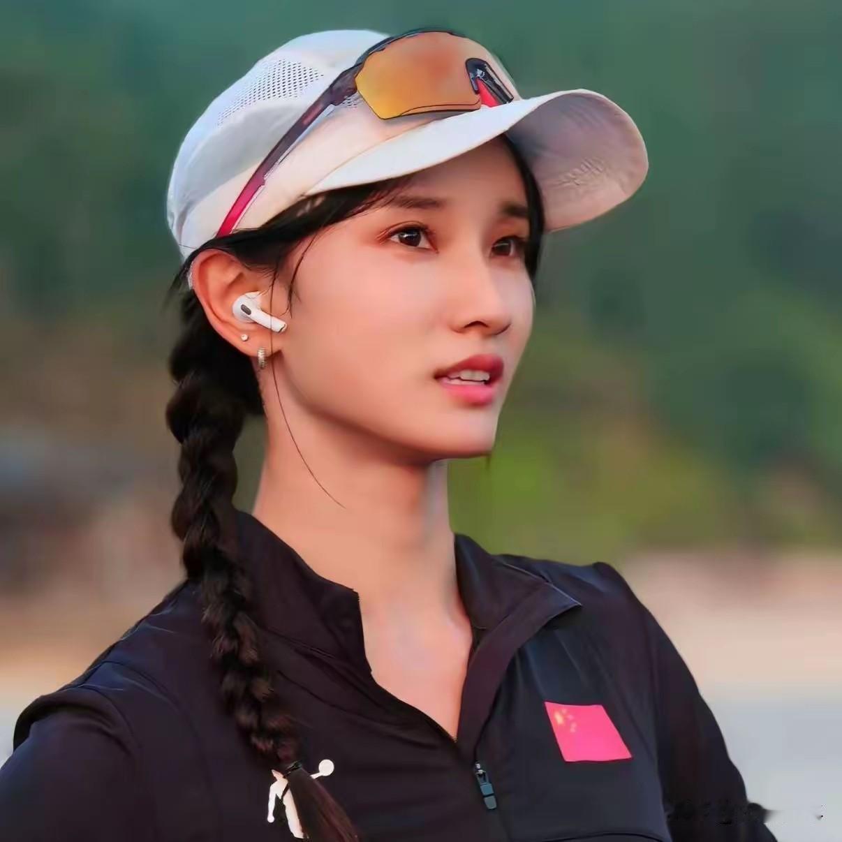 马拉松冠军可以这么美吗？
 
照片上的姑娘名叫李美珍，多次拿下马拉松女子冠军。她
