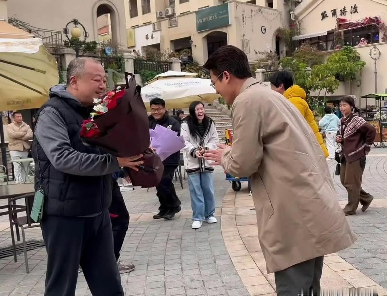 别再瞎猜了，欧豪根本不是“替补”。
去年12月23号，《玉兰花开君再来》官宣开机