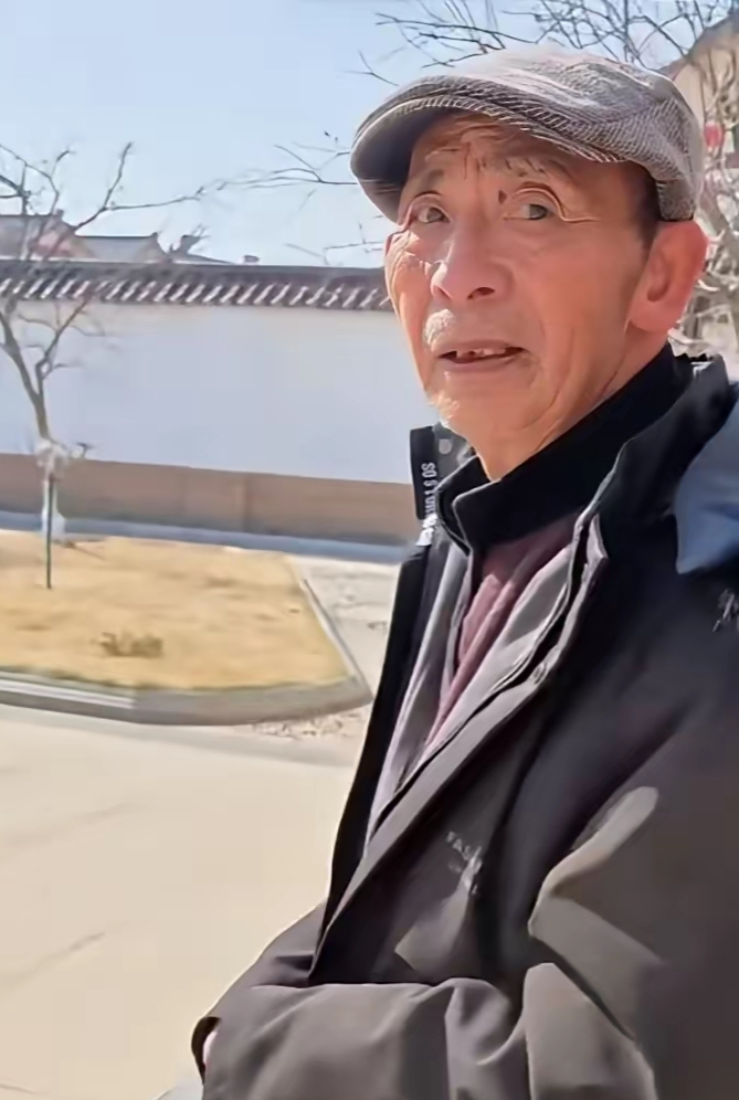 刘强东父亲看乡亲们领年货估计老爷子心里乐开花了都，毕竟自己的儿子这么有出息，父亲