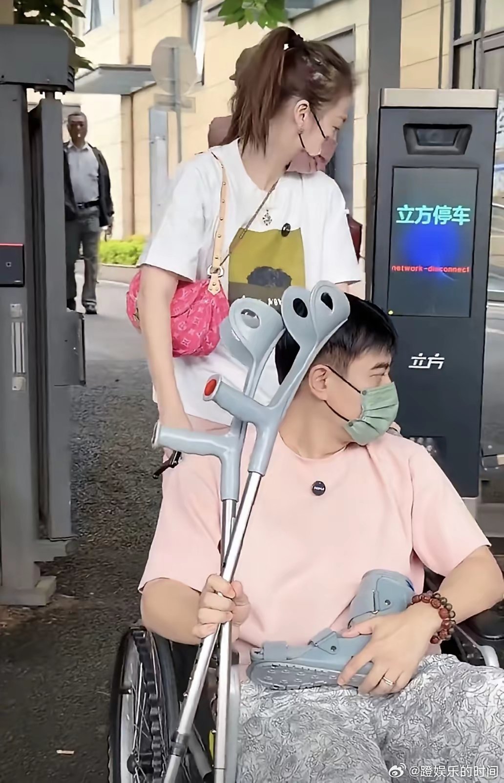 看章龄之陪陈龙去医院拆石膏的视频，真的是把我笑死了！陈龙骨折恢复的差不多了，章龄