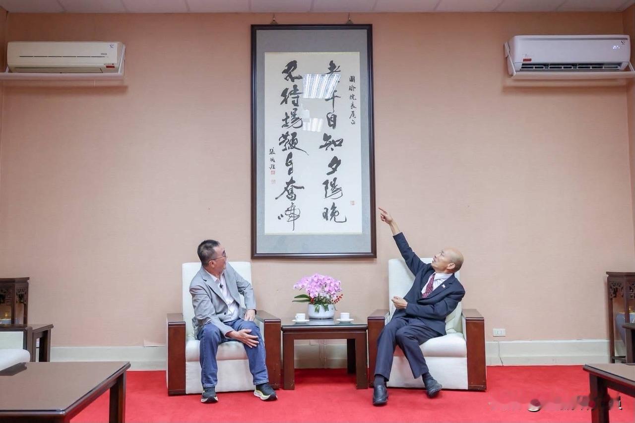 韩国瑜今（24日）晚间在脸书发文表示，老牛走得慢，但认定的路就会一直往前走；兄弟