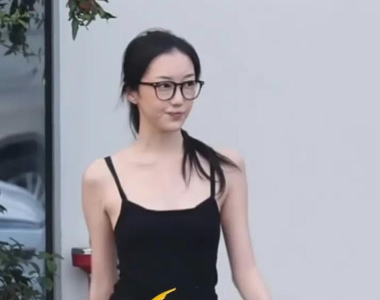 没想到李嫣也能给妈妈王菲争光了，谢霆锋演唱会，两个儿子一去。王菲被全网骂成扑棱蛾