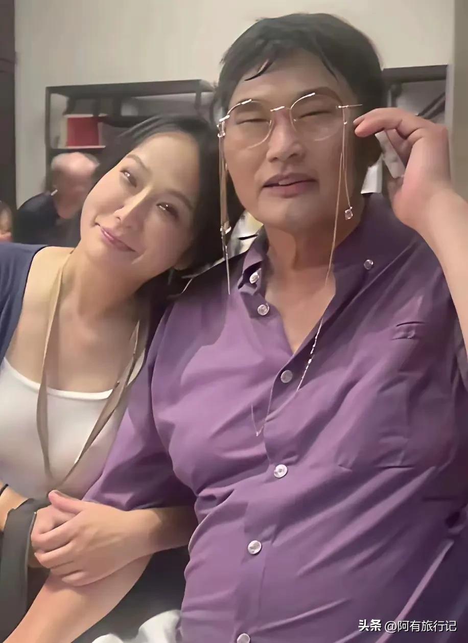 大衣哥和女粉丝合影，但是女粉丝挽着大衣哥的胳膊引起了网友们的讨论，穿的这么性感，