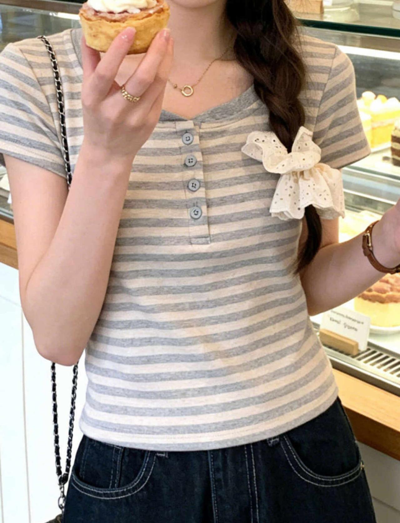 条纹短袖穿出休闲日常感
这件亨利领上衣真的很耐看，短款上衣的长度刚好露腰线，修身