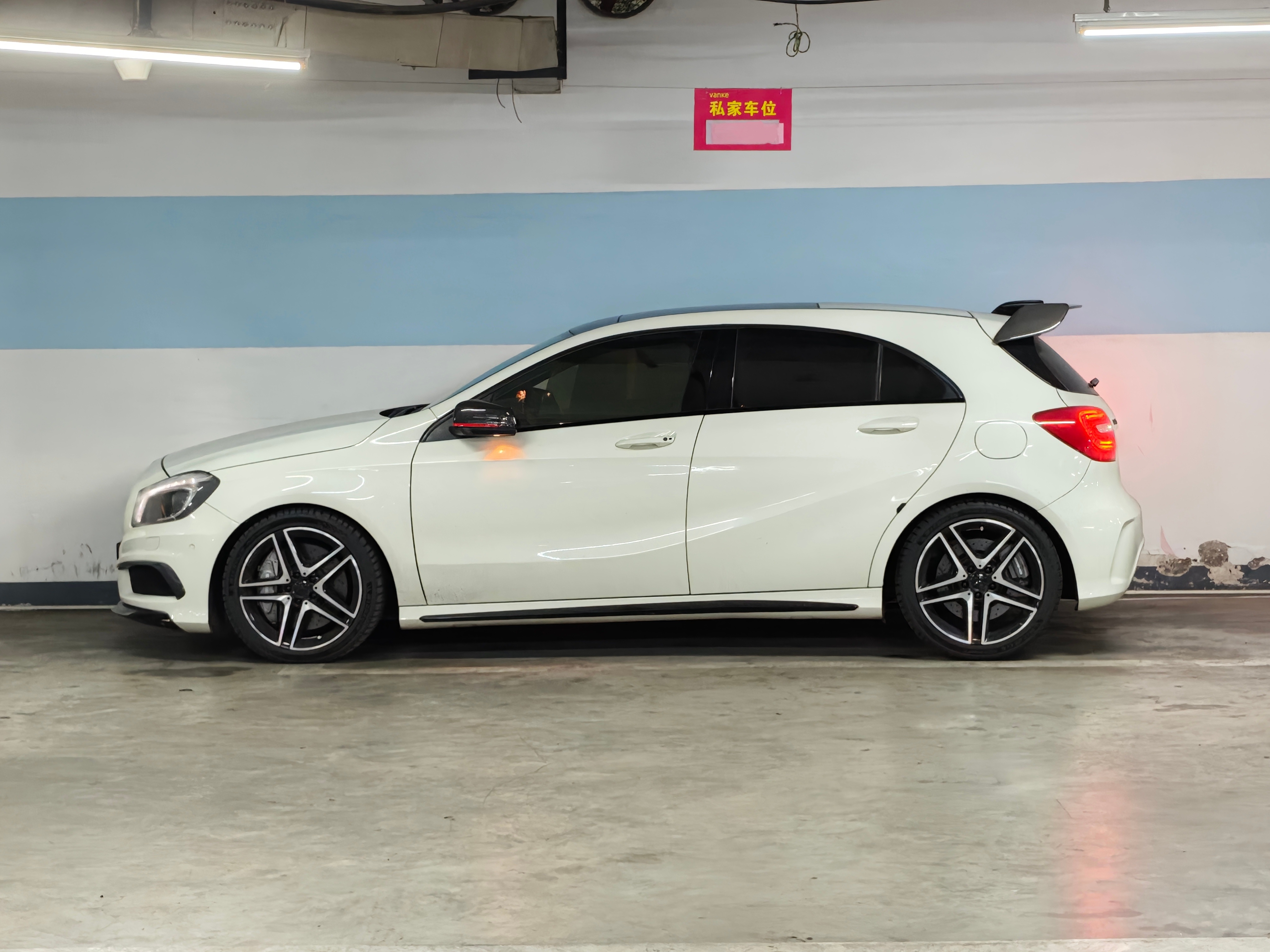 今年梅奔F1成绩这么好，是不是可以给小A45弄个涂装了？ 