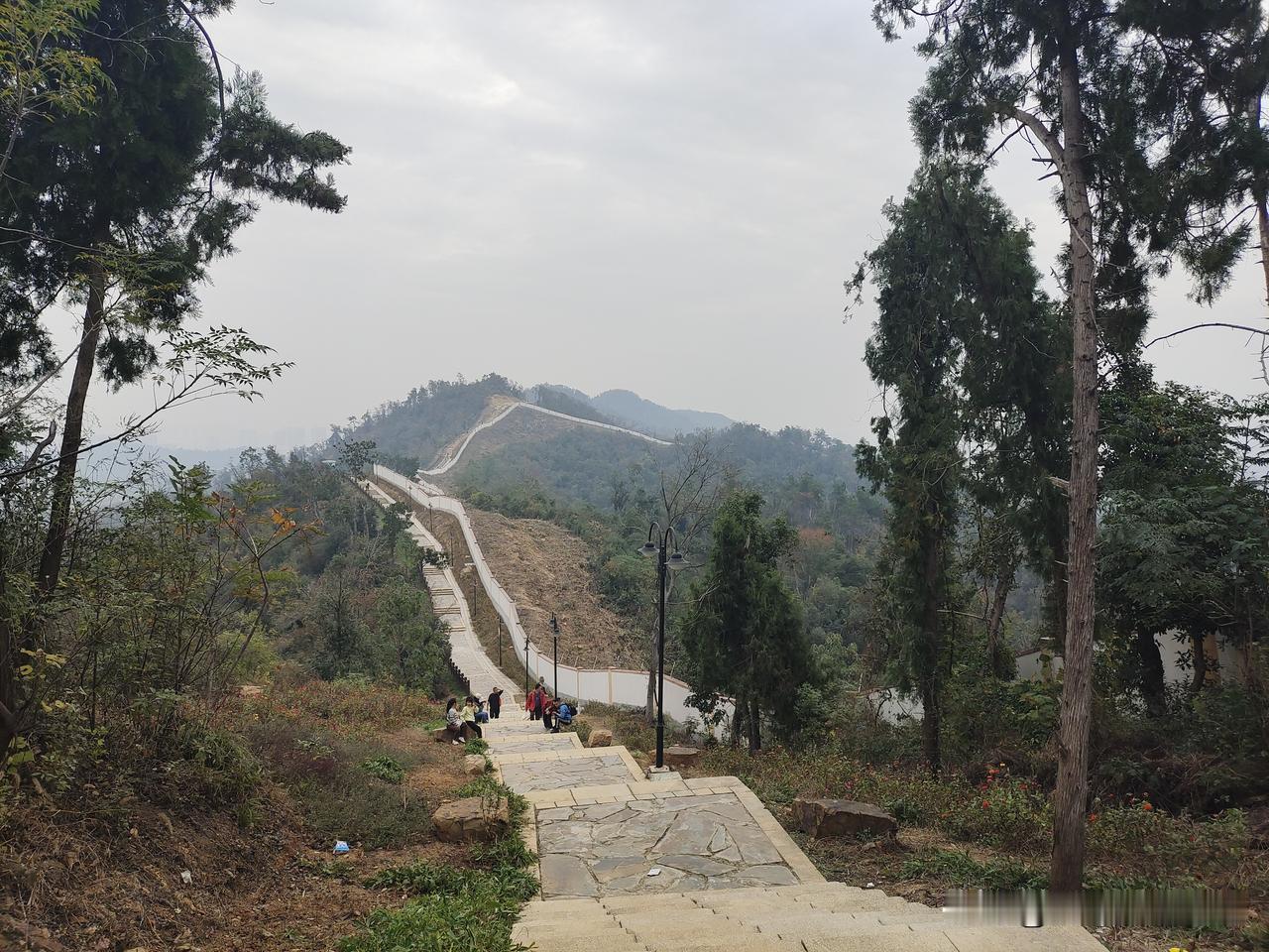 江夏大花山环山绿道，在绿道旁砌了道围墙。也不知道围墙那边是什么单位，非要把这自然