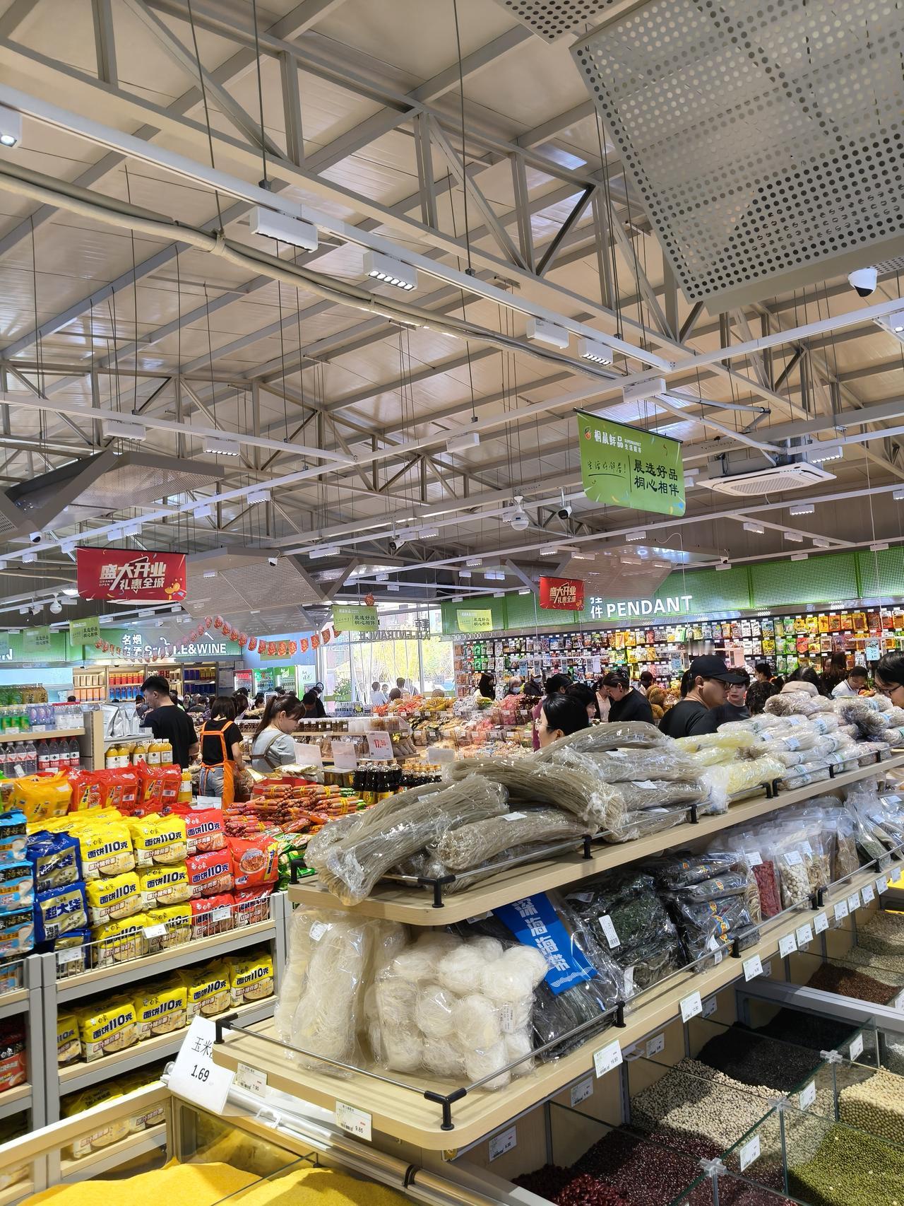 你喜欢逛大超市还是身边小店?更喜欢去大超市，大超市业态完善，商品应有尽有，可以一