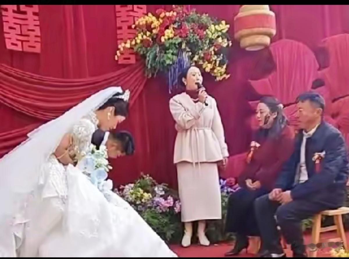 河南新郎婚礼上的一幕看哭无数人！亲手给叔叔婶婶戴上“父亲”“母亲”胸花，深深鞠躬