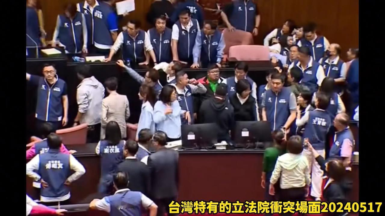 台湾特有！全武行！图片来了！今天台湾立法院爆发投票攻防大混战，蓝绿可以说都是全副