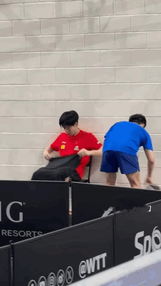 头哥先将T恤平整铺开，利落地对折袖子，再精准对齐下摆，反复抚平褶皱的模样，认真得