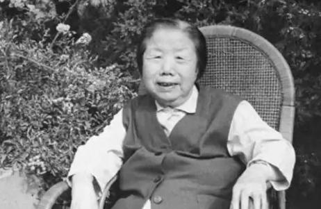 1992年7月11日，邓颖超去世后，她的秘书赵炜向中央提出了四个要求。然而，中央