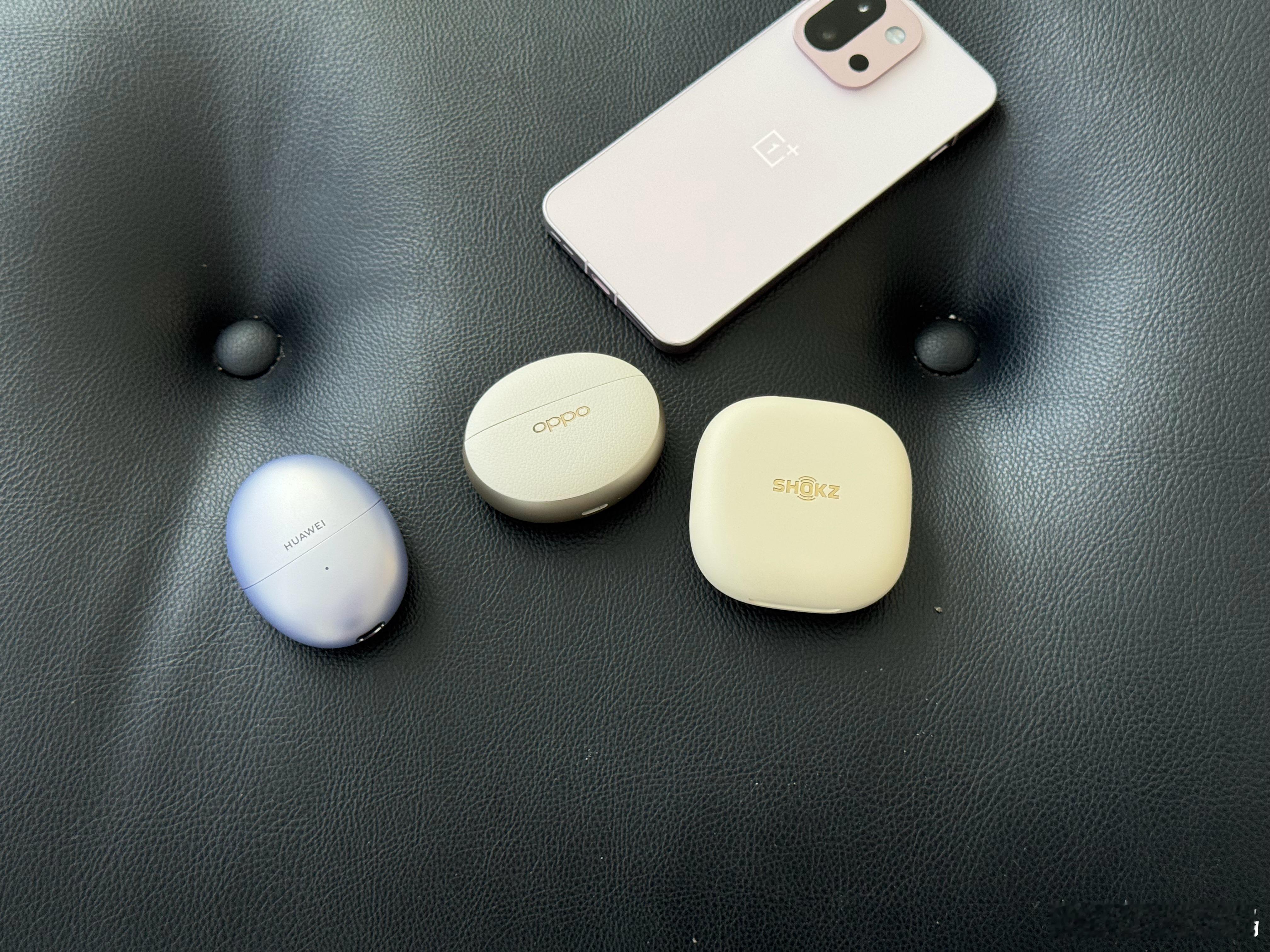 这几天一直在想，要不要买 AirPods Pro 3。我现在的耳机配置是 OPP