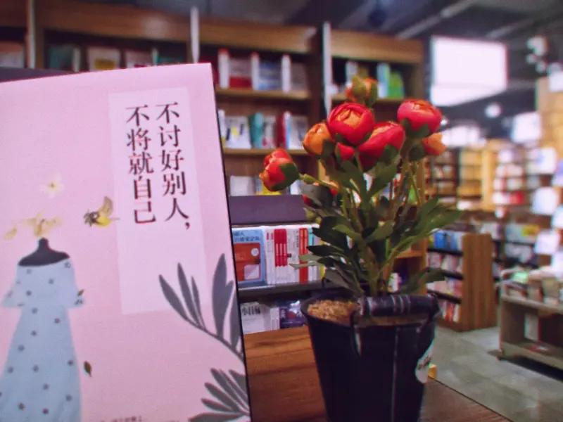 这话太对了！生活中，不少人容易陷入两个极端。要么高估自己，觉得自己无所不能，行事