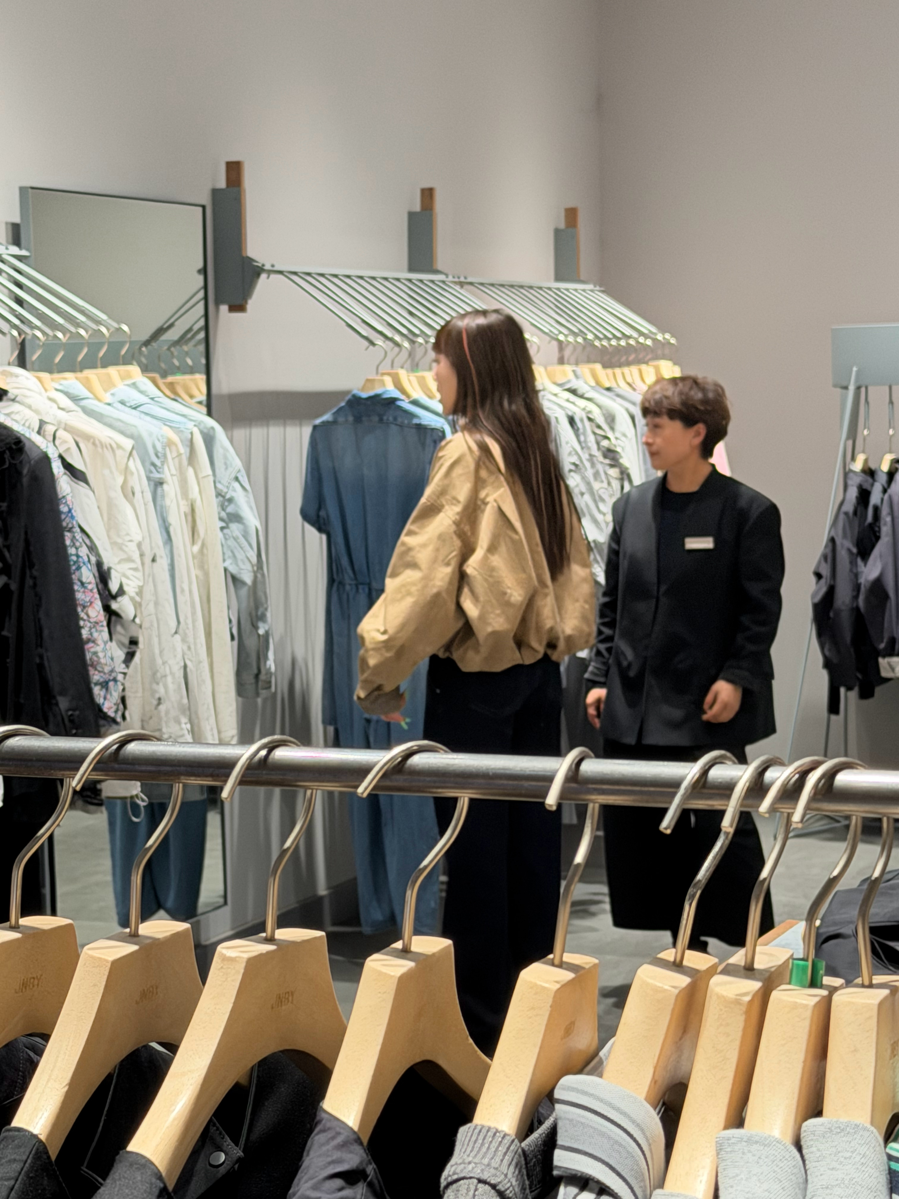 家离奥莱就1km 跟我说咱俩去买个霸王茶姬啊我也想开车出来溜达溜达就被忽悠出来了