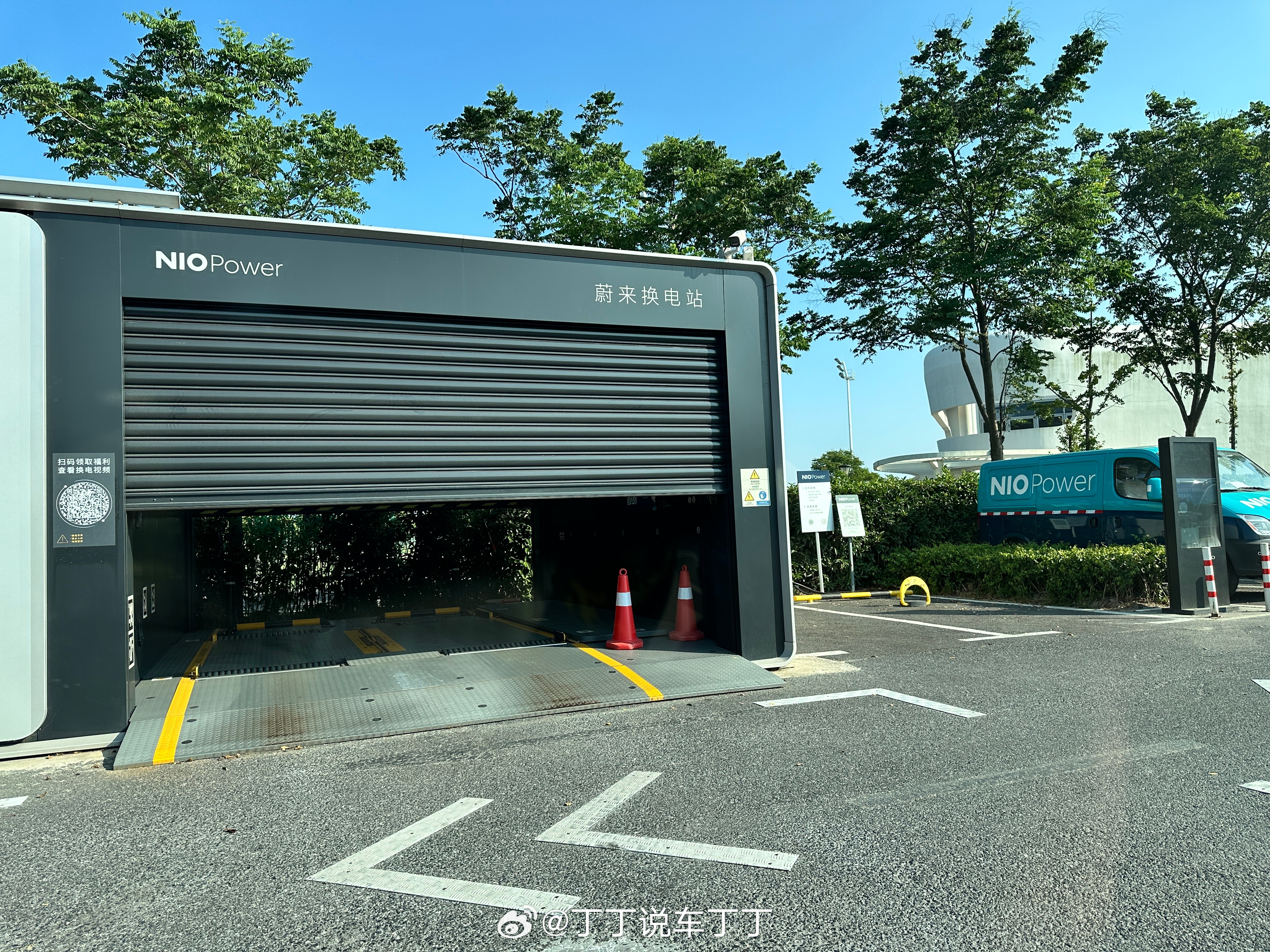 前滩这个停车场成充电胜地了，蔚小理排好队，各占一块地盘[酷] 但地上都没锁，不知