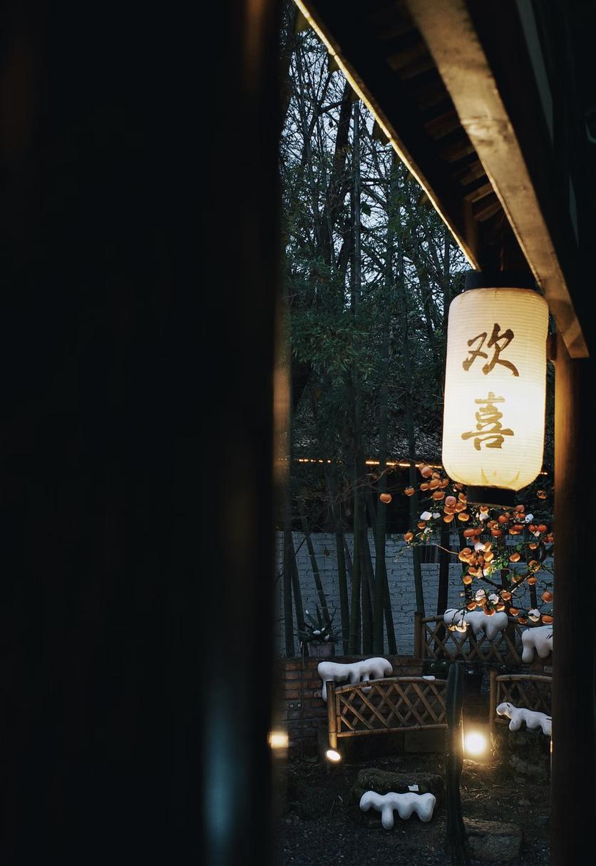 道家有个说法，叫“镜不拭不明，人不磨不醒”
夫妻这层关系，说白了，就是债主碰债主