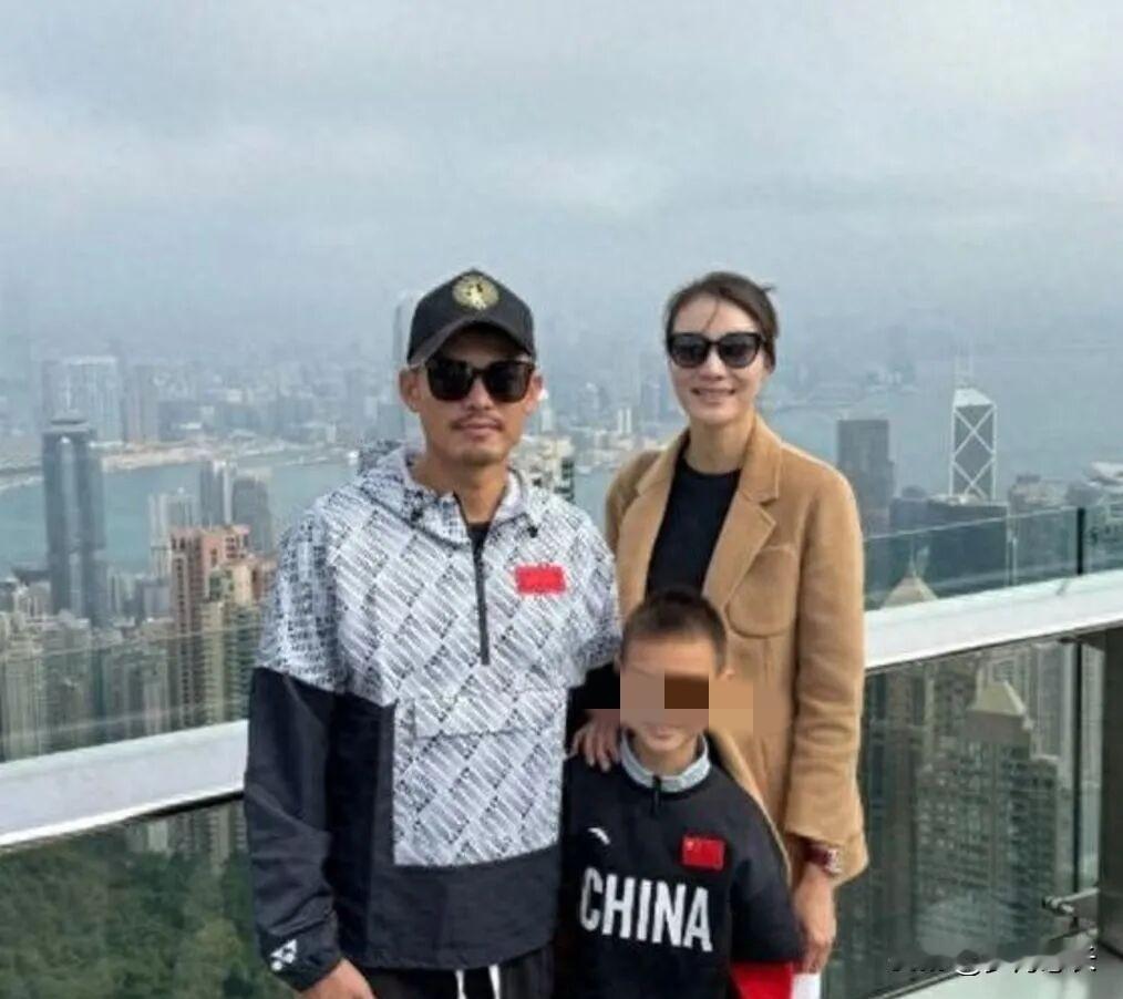 那篇10万+爆文写谢杏芳，
三处硬伤把我整笑了，
读完爆文忍不住查了一下，三处硬