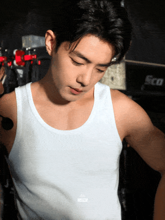 肖战荣耀500Pro系列 这组实况大片太鲨了！“行走的荷尔蒙”仿佛长在了他身上，