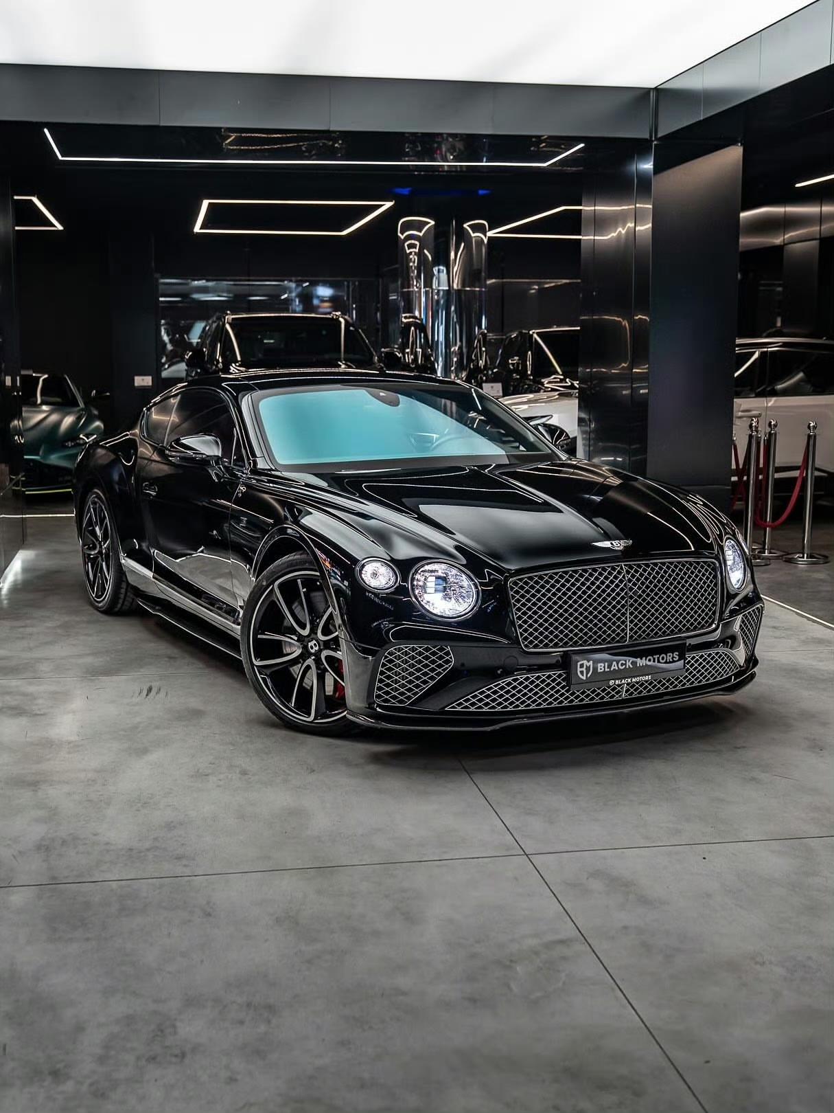 2018年宾利Continental GT W12，配备了一台6.0升双涡轮增压