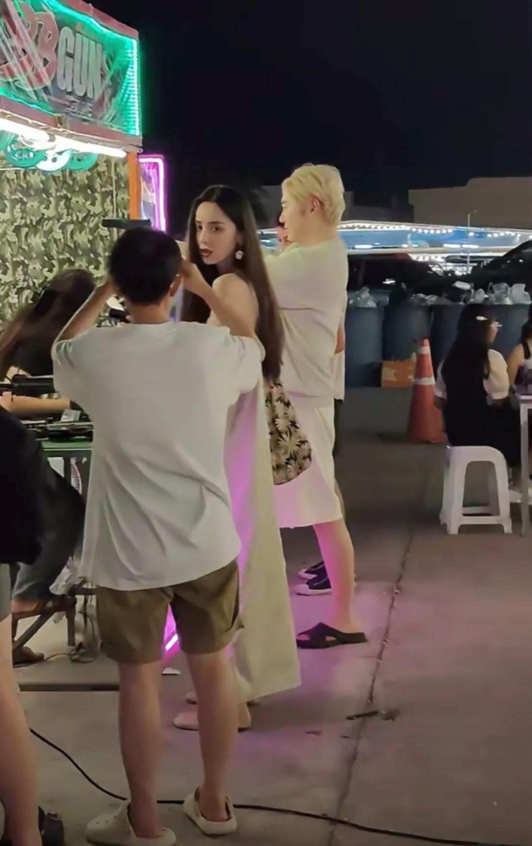 偶遇娜扎，本人一袭白色连衣裙好温柔好仙，黑长直发型好美啊！还穿的平底鞋好白好瘦好