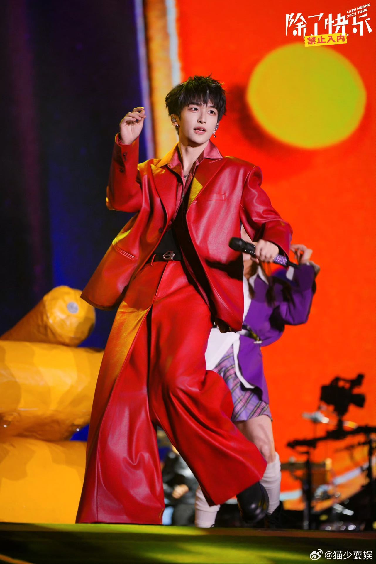 黄子弘凡除了快乐禁止入内舞台王者黄子弘凡营业啦！唱跳实力在线，节奏把控超准，用一