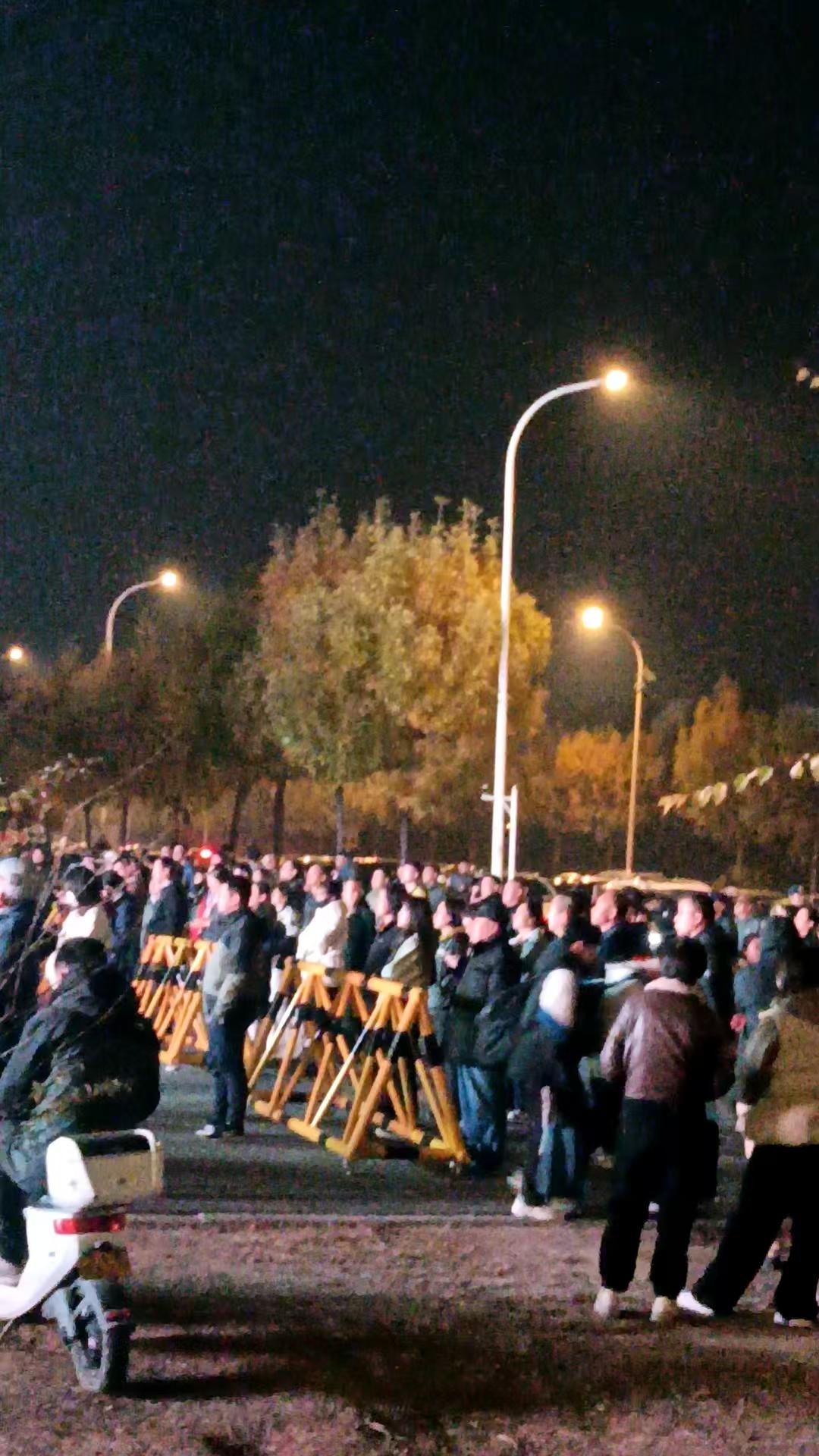 初中门口可怜的家长！学校把孩子当场筹码，给家长布置作业！复制粘贴，甩到群里，每天