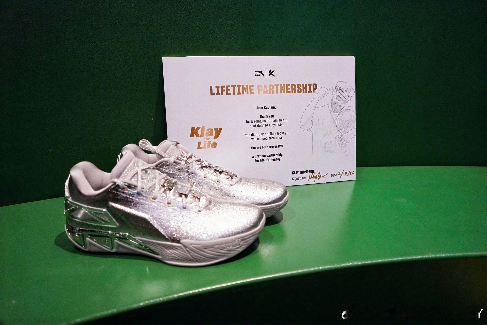 今天安踏的旗舰店在洛杉矶盛大开业，还有官宣你汤与安踏签下终身合同，又一波返图，来