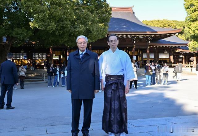 托卡耶夫（哈斯坦总统）带领“中亚五国”在日本悄悄搞了个“大动作”：先拜“明治神宫