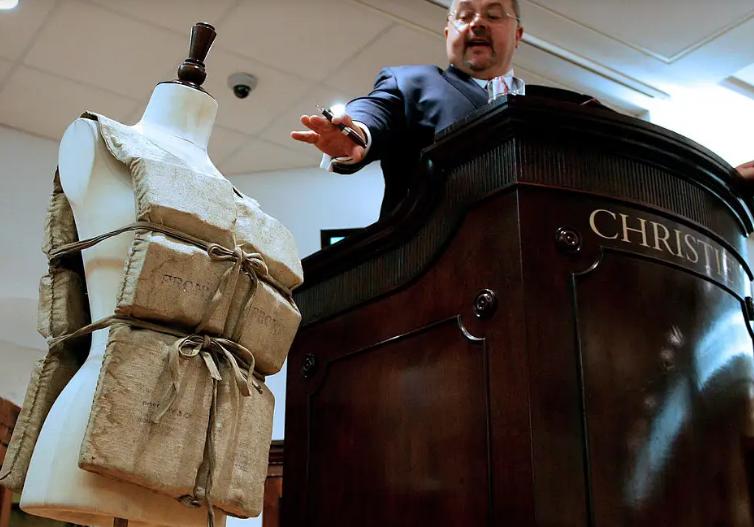 稀有文物，泰坦尼克号幸存者救生衣将被拍卖

泰坦尼克号沉没一个多世纪后，船上一名