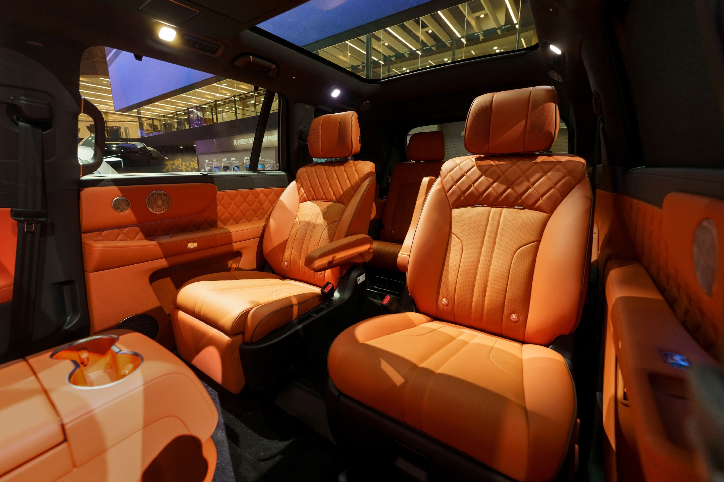 魏牌V9X重新定义新豪华旗舰，安全豪华谁说不能并存?北京车展现场，魏牌CEO赵永