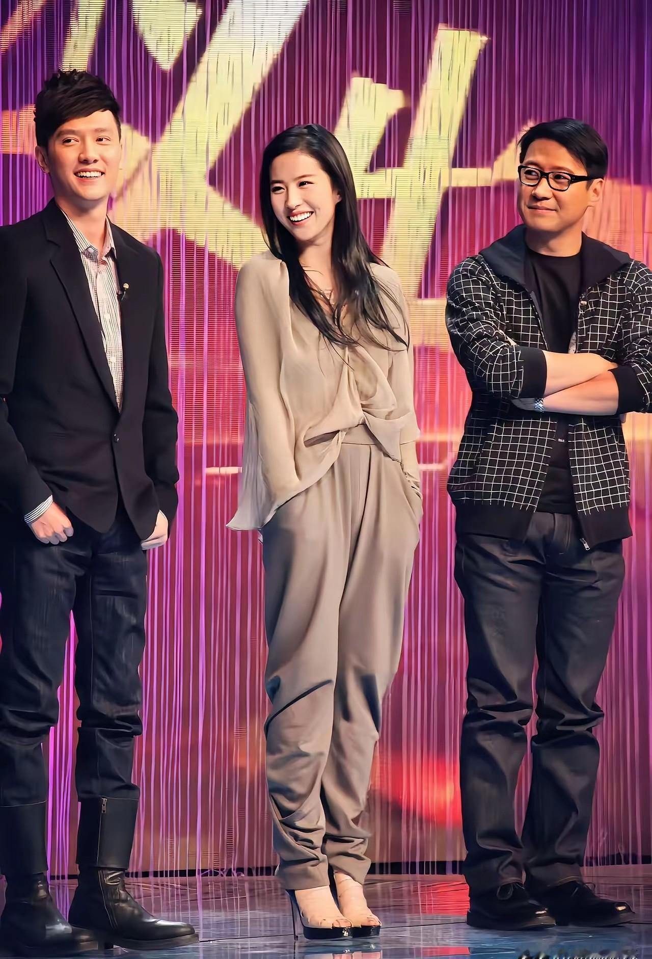 当全场目光聚焦，刘亦菲的笑声却盖过闪光灯——不是伪装，而是本能释放。
她甩开明星