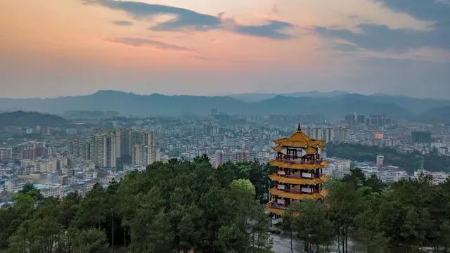 粤北名城的空气，纯粹得如同山间清泉。漫步城中，每一次呼吸都满是清新与舒爽，仿佛能