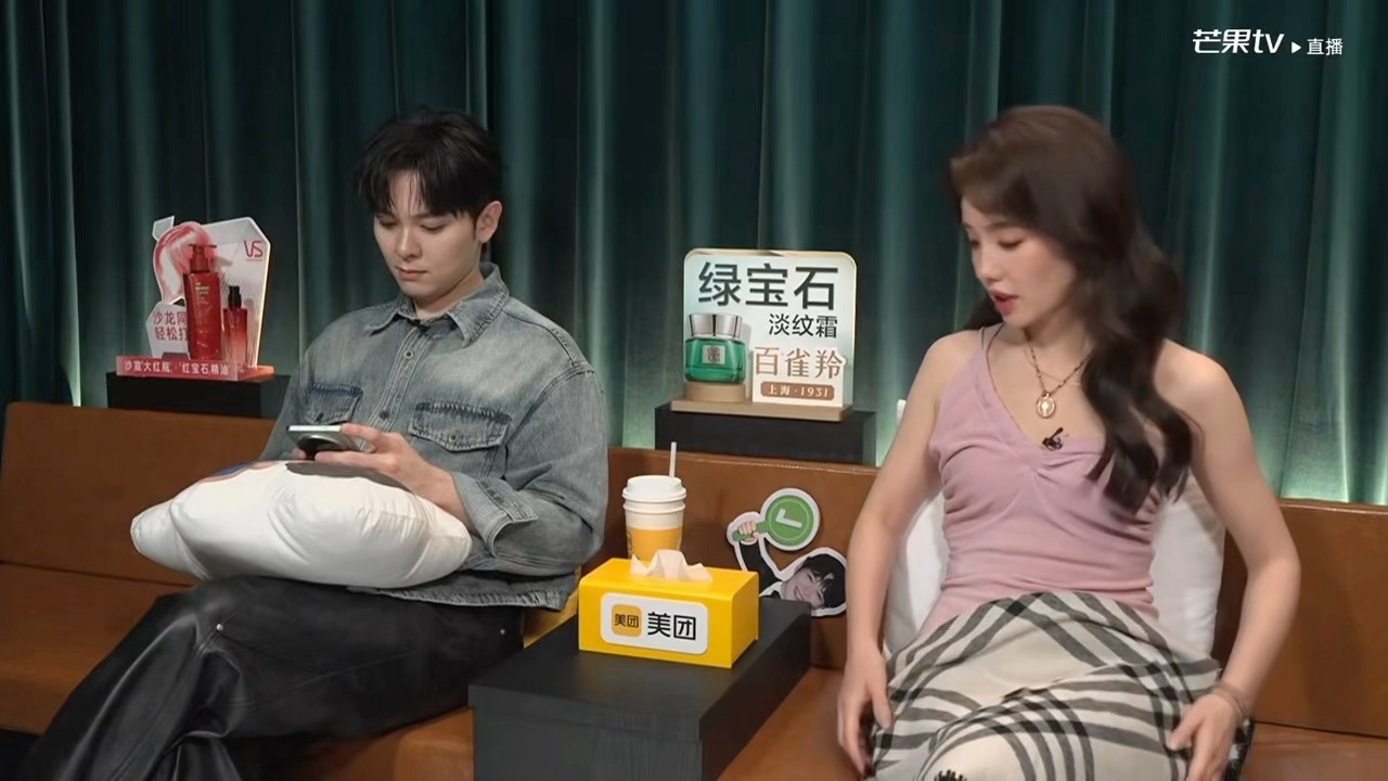 尤长靖录歌手3期瘦了8斤 看到小尤说录三期瘦了8斤直接惊呆，每周五顶真直播的压力