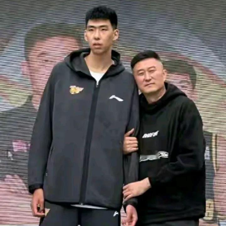 徐昕给杜峰道歉了。
实话实说，就应该道歉，杜峰说你两句，无论是师徒关系，还是主教