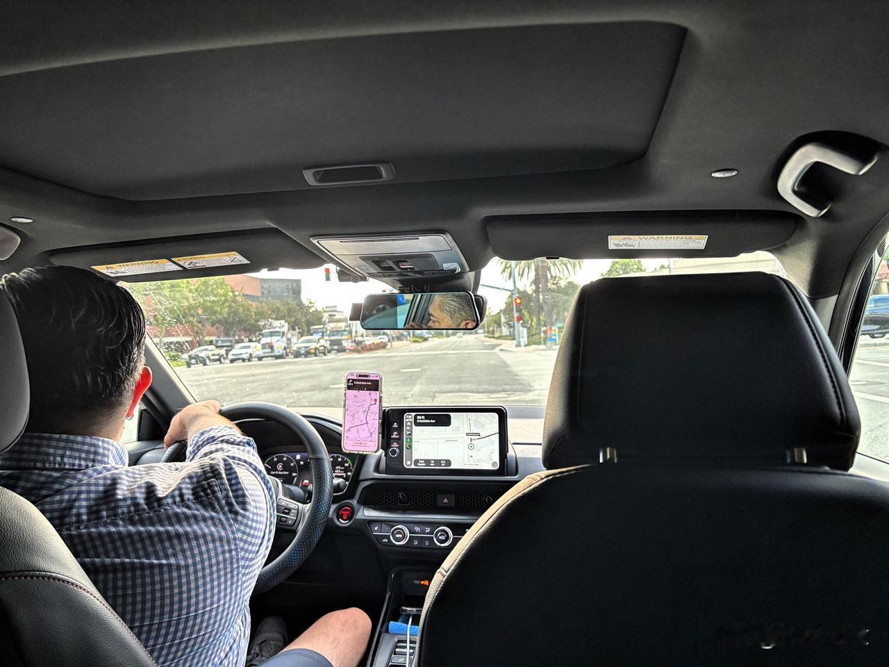 在旧金山湾区打车，Uber与Lyft的价格有些竞争的。

有时候Uber居然能比