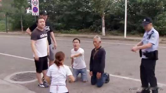 “滚！凭什么给你！”四川成都，72岁付大爷怒吼。他庆幸：还好当年把100多万拆迁