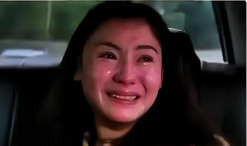 有人拍到，谢贤离世当晚，张柏芝把车子开到谢家老宅门前的巷子里，车辆静静停靠了整整