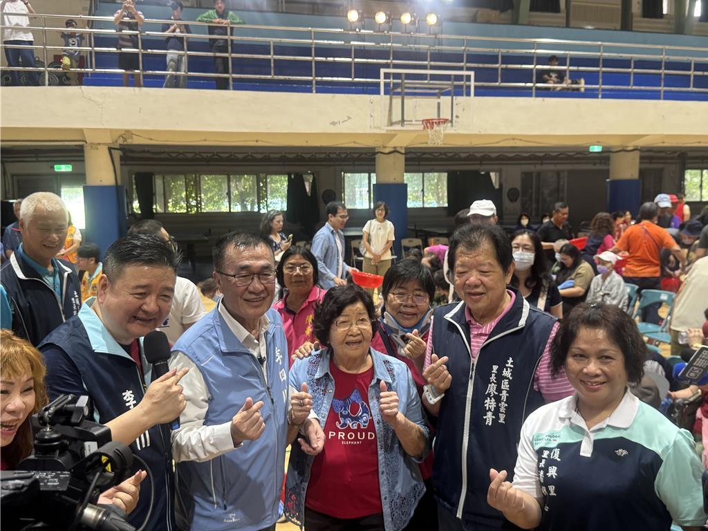 川伯赴三峡紫微天后宫参拜  获妈祖“泄天机”勉励
国民党新北市长参选人李四川今（