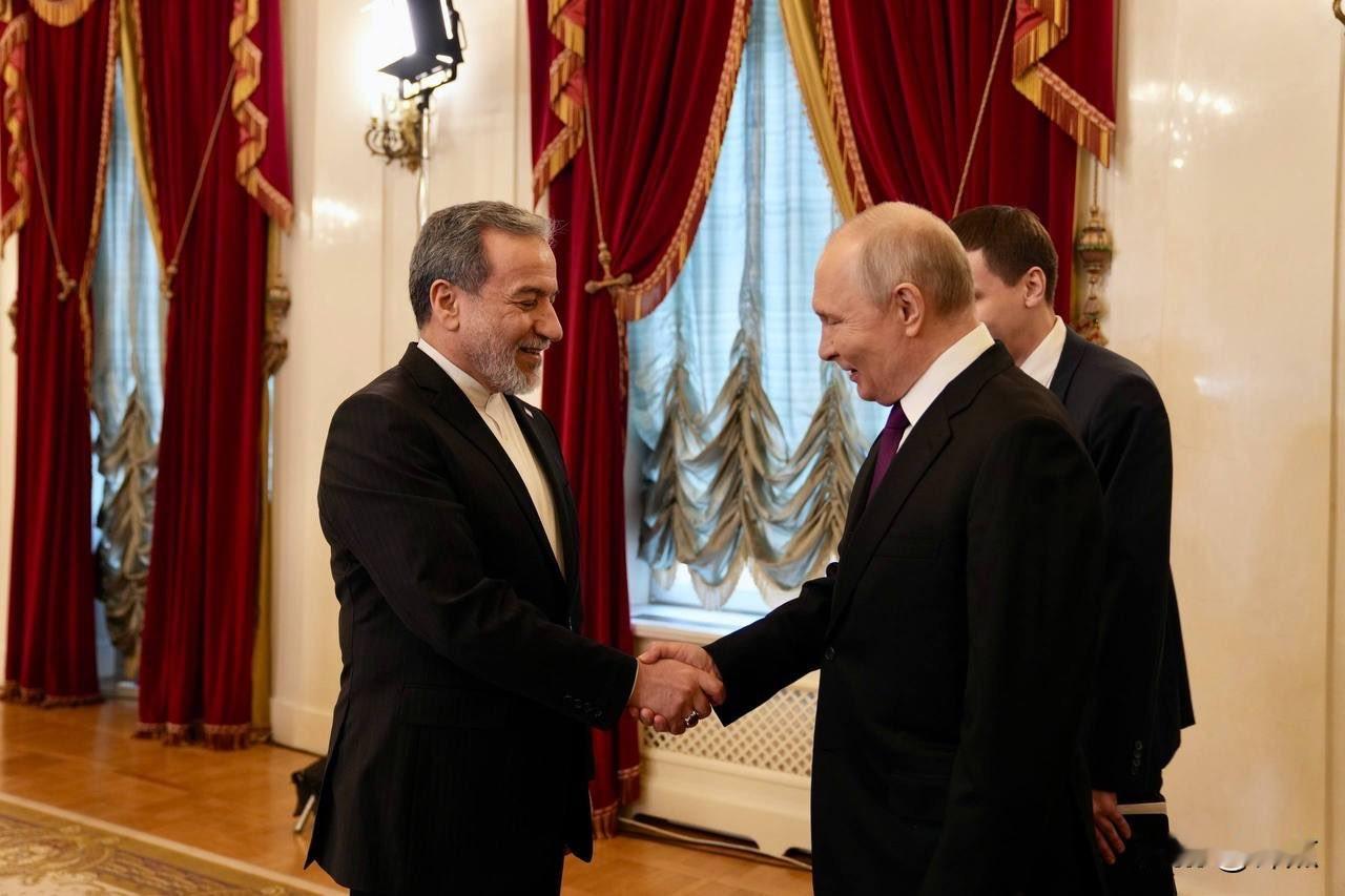 普京会见伊朗外长阿拉格齐，普京让阿拉格齐向伊朗最高领袖转达感谢之言，阿拉格齐道出