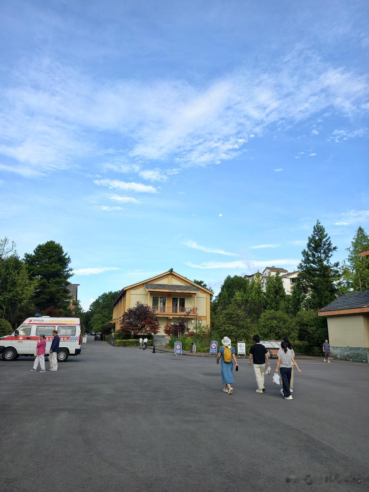 避暑胜地黄水的医院，重庆医科大学附属康复医院，每年夏季派有上级医院专家支援就诊，