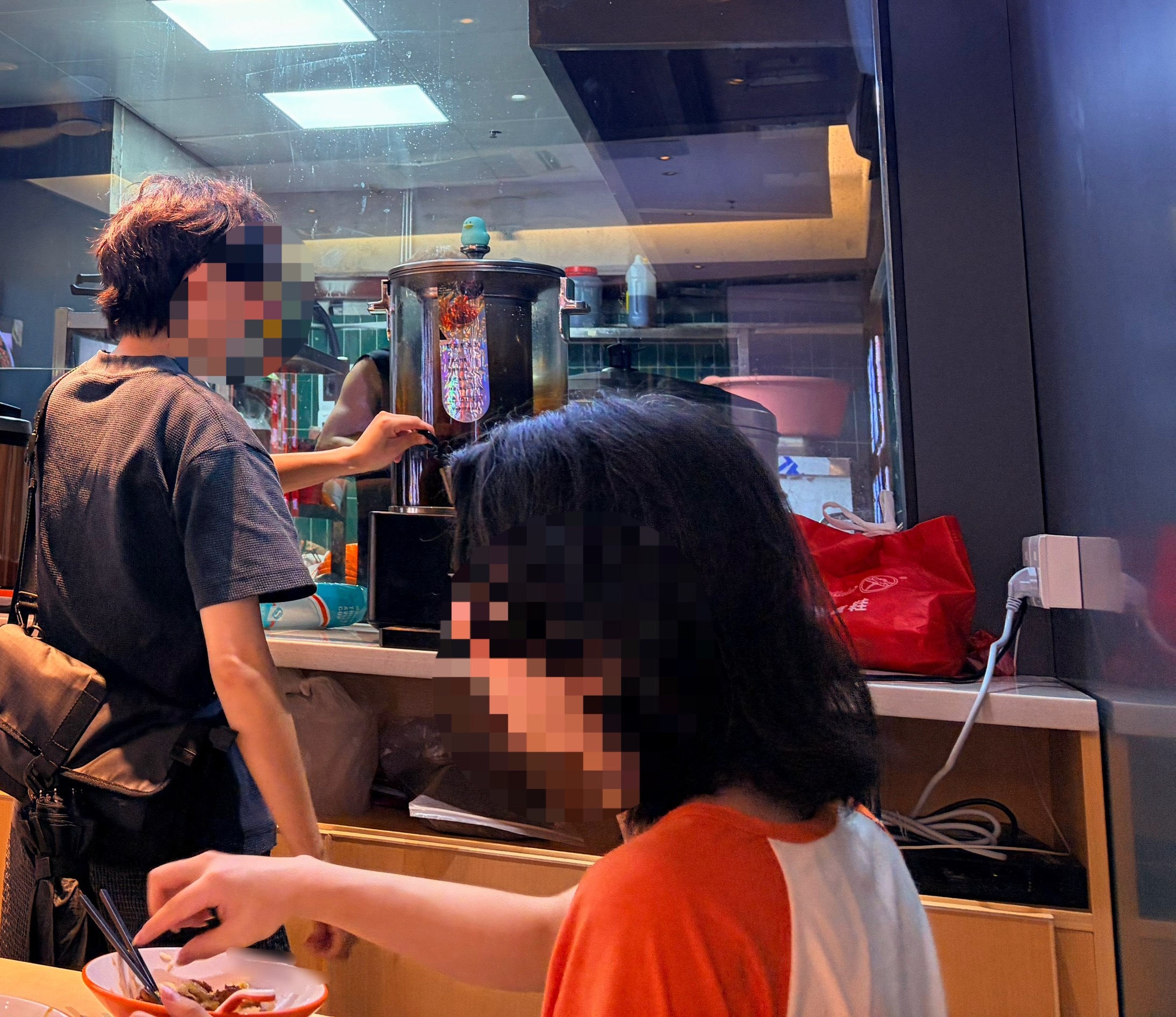 今天吃饭这家店真是神了…先是来了一个ts对厨师小哥眉来眼去，然后来了一个T对服务